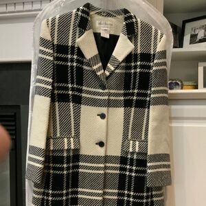 Jones New York size 8 light winter coat with oversize black and cream print